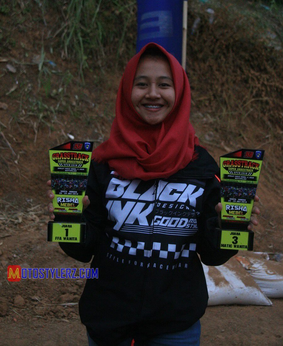 JUARA UMUM KELAS WANITA:
129 RESHA LIBRIYANTI