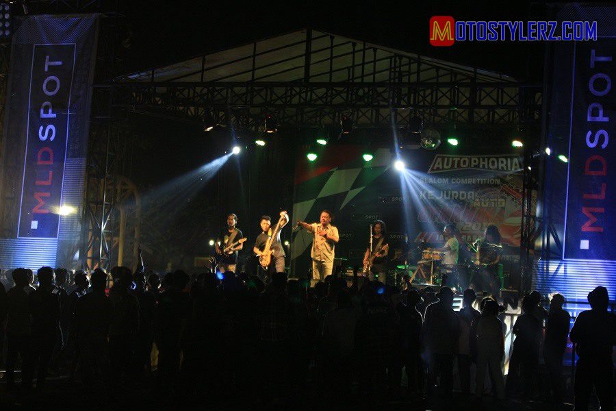 Dimeriahkan band performance