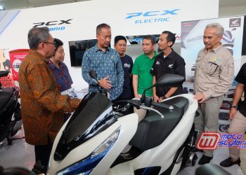 GM Overseas Business Division AHM, Kurniawati Slamet (tengah) menjelaskan PCX Electric kepada Menteri Perindustrian, Agus Gumiwang Kartasasmita (Kanan tengah) dan Dirjen Industri Logam