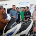 GM Overseas Business Division AHM, Kurniawati Slamet (tengah) menjelaskan PCX Electric kepada Menteri Perindustrian, Agus Gumiwang Kartasasmita (Kanan tengah) dan Dirjen Industri Logam