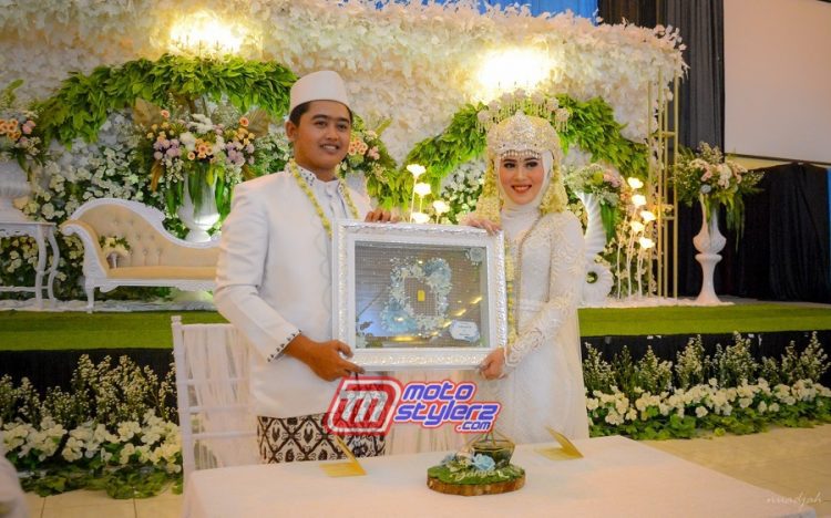 Yachya Kajos Didampingi Istri Terconta (Ratna Utari) Usai Akad Nikah
