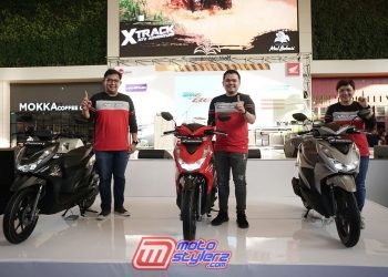 General Manager Technical Service DAM Denny Budiman, General Manager Motorcycle Sales, Marketing, & Logistic DAM Lerri Gunawan (tengah), General Manager Honda Customer Care Center (HC3) DAM Fenny Hasibuan memperkenalkan All New Honda BeAT Series di Summarecon Mall Bekasi