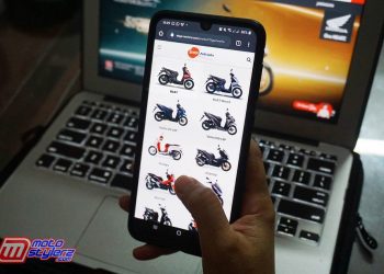 Konsumen Sedang Melihat Produk Terbaru Dari Motor Honda di Website Resmi DAM, https://www.daya-motora.com.