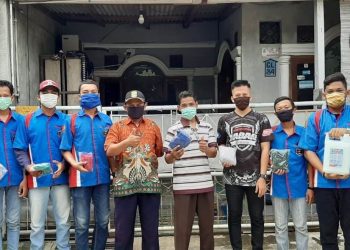 Didampingi Ketua RT 35 & Ketua RW 11 Desa Bengel, Rombongan CSV77 & Perwakilan Modifikator Karawang Serahkan Disinfektan Untuk Masyarakat Sekitar