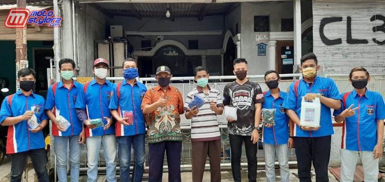 Didampingi Ketua RT 35 & Ketua RW 11 Desa Bengel, Rombongan CSV77 & Perwakilan Modifikator Karawang Serahkan Disinfektan Untuk Masyarakat Sekitar