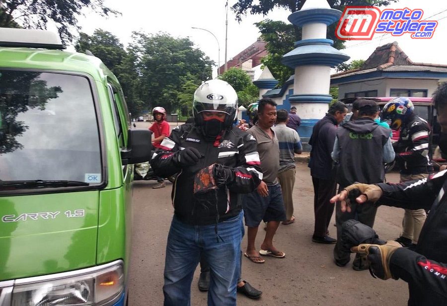 Terminal Subang-Jadi Lokasi Berbagi Masker, Disambut Antusias Supir Angkot, Petugas Dishub & Pedagang K5