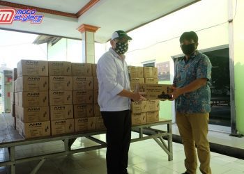 CSR Dept. AHM (Agus Subagja)- Menyerahkan Paket sembako Ramadhan Sehat Kepada Sekretaris Desa Danau Indah Ade Hendarjat
