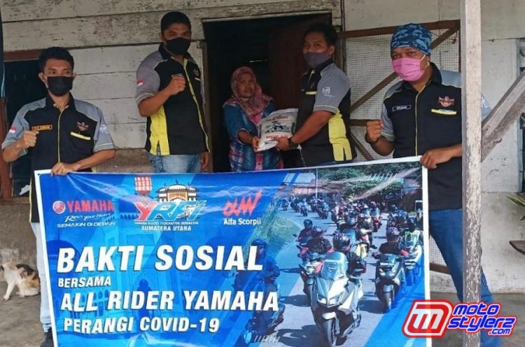 Pewakilan Pengurus YRFI Sumut Menyerahkan Langsung Sembako Ke Masyarakat Kurang Mampu