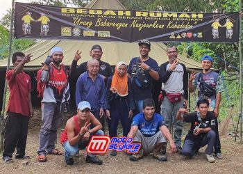 (Kedua Dari Kiri) Aris, Agah, Reza, Sobel, Uje, (bawah) Jeri, Dede, Koja (Komunitas Trail Adventure Sukabumi) Memberikan Surprise Kepada Bpk Minta & ibu Iis (Warga Jampang Tengah)