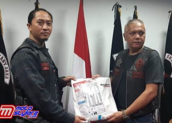 Vice President West Java Chapter BB 1% MC (Kanan) Memberikan APD Kepada dr Erick (Virgin Member BB 1% MC)