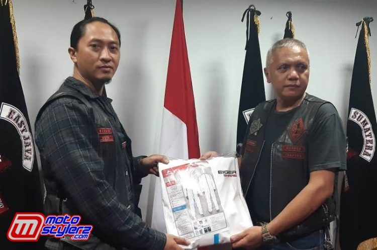 Vice President West Java Chapter BB 1% MC (Kanan) Memberikan APD Kepada dr Erick (Virgin Member BB 1% MC)