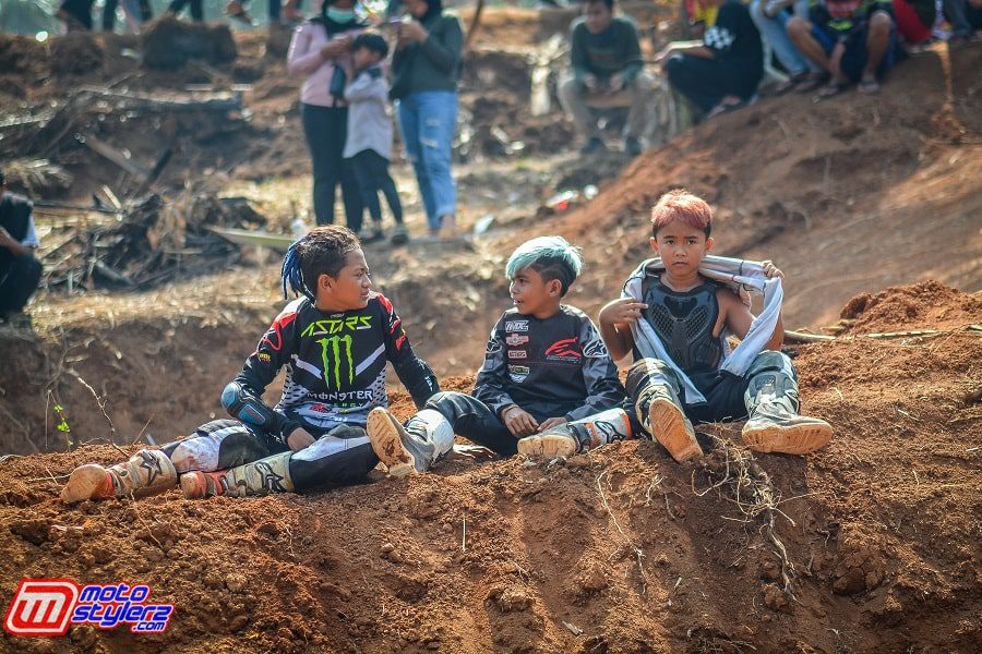Enggan Ketinggalan,Pembalap cilik (M. Attar) Turut Hadir & Menikmati Handicap Yang Dikelilingi Pemandangan Menarik di Sekitar Sirkuit