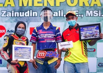 Fahmi (Tengah) Dari Management Street Well Menyerahkan Hadiah Juara Umum Kepada Fisichella KW & Speedco