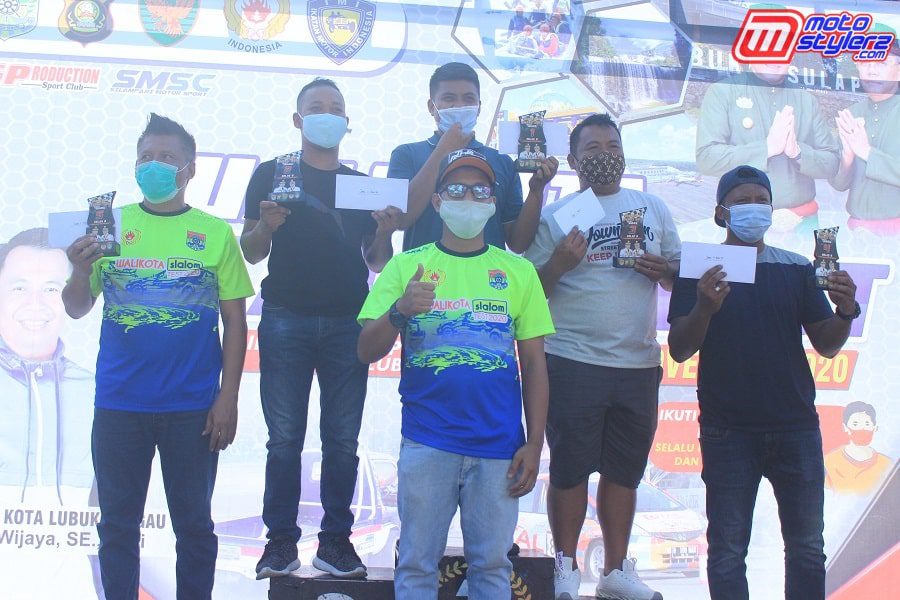 Aji Raih Podium Pertama Di Kelas Gerak Roda Belakang-Diserahkan bung Fariz DS (Juri IMI Sumsel)