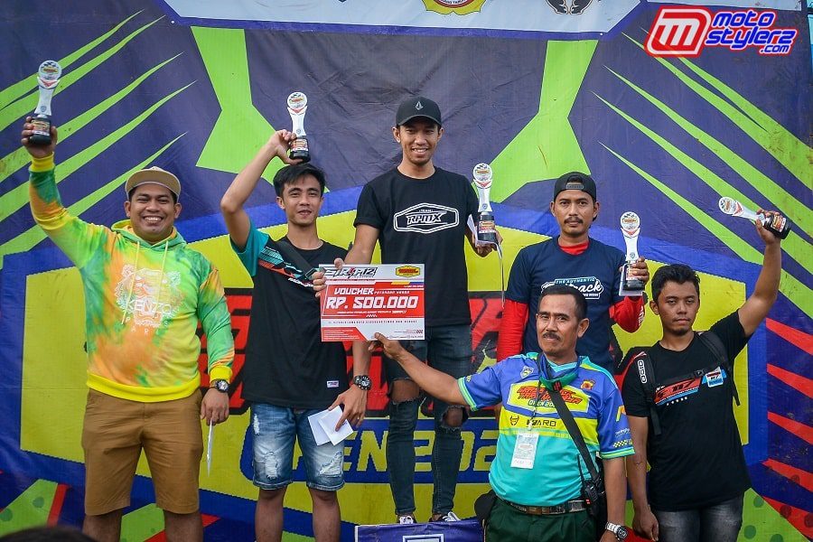 Santo Saat Membagikan Hadiah Kepada Jawara Grasstrack