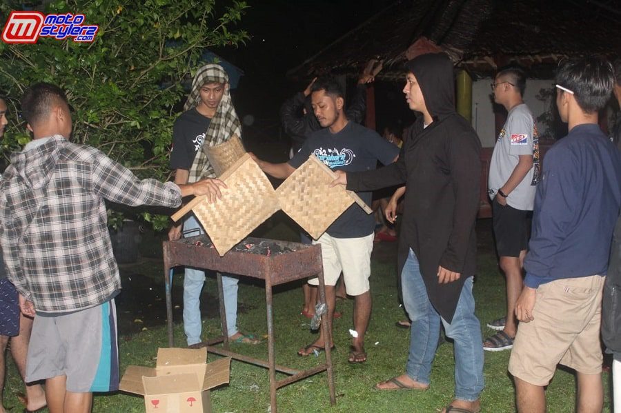 Aksi Bakar Ikan-Jadi Keseruan Malming Bareng Untuk Melepas Kerinduan Member