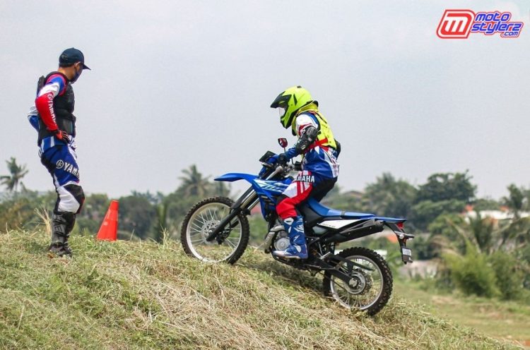 Instruktur YRA Mendampingi Praktek Menanjak Bareng WR 155 R