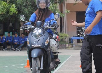 Instruktur Yamaha Riding Academy-Memberikan Guidance Saat Praktek Safety Riding (aktivitas sebelum pandemi Covid-19)