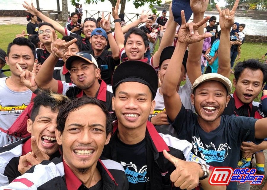 Keceriaan Member Of Kere Hore Modified Sambut Ultah 1 Decade