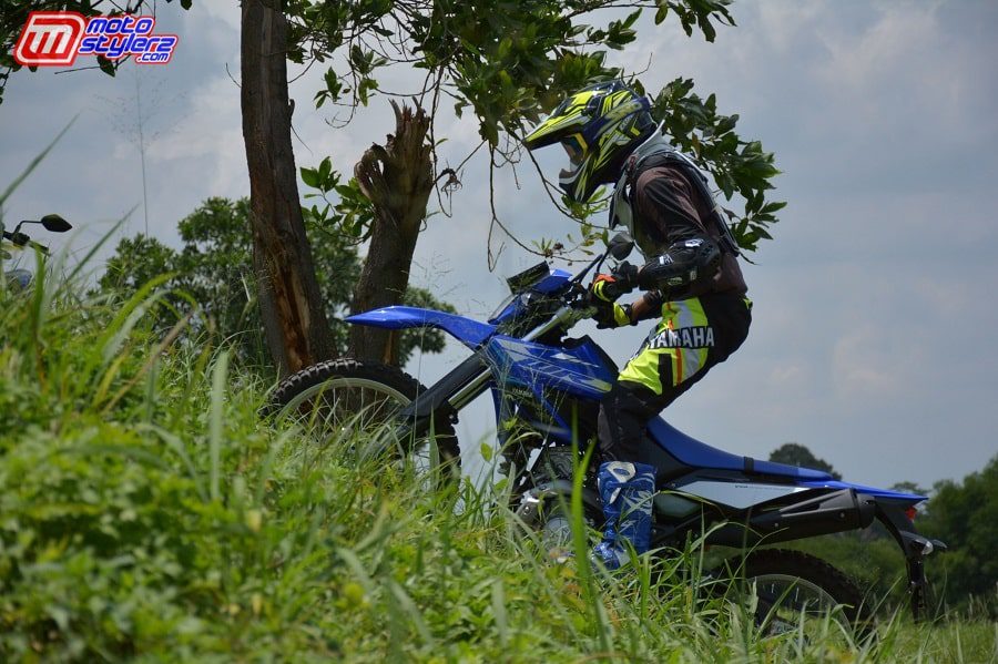 Saat Menanjak-Posisi Disarankan Berdiri Untuk Menghindari Motor Terbalik