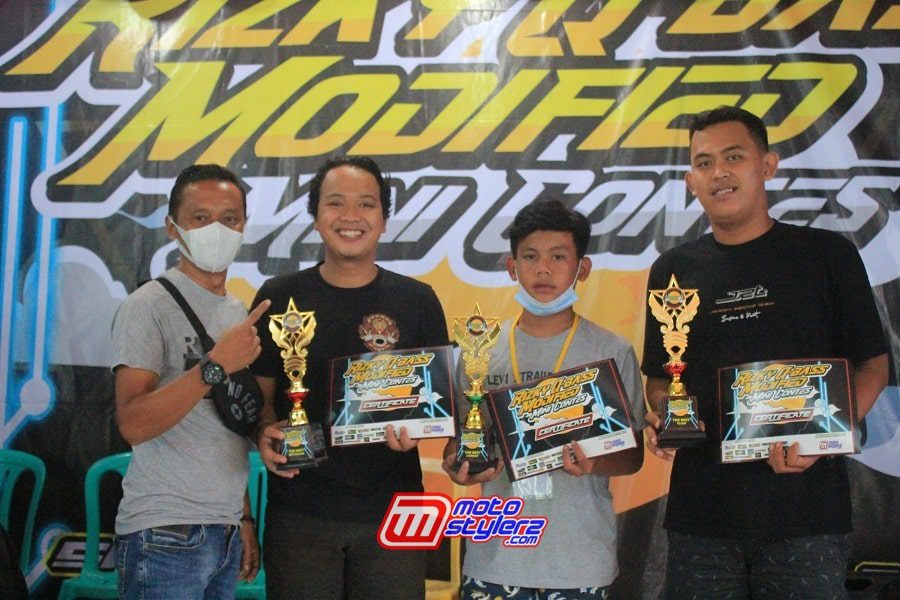 Om Berry Rotterman (Modifikator Senior Berprestasi Nasional Asli Cirebon) Bareng 3 PeraihThe Best Modification