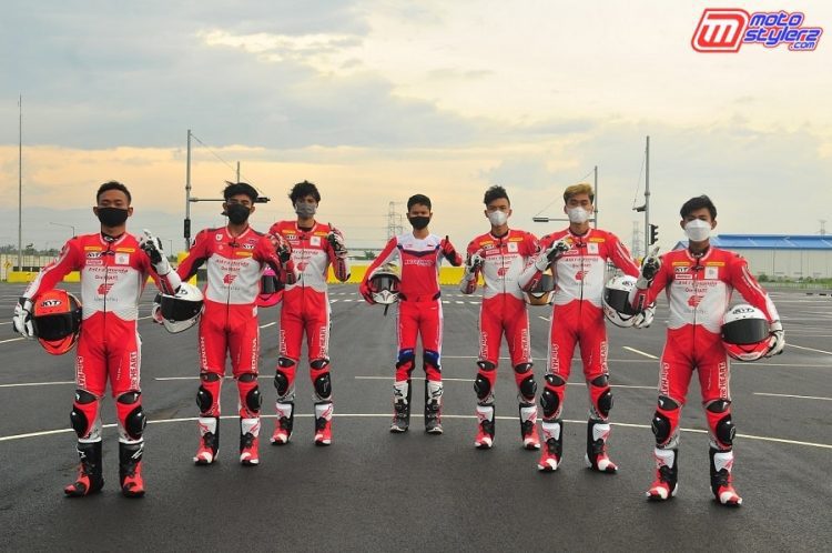 Rheza Danica Ahrens, Mario Suryo Aji, Irfan Ardiansyah, Delvintor Alfarizi, M. Adenanta Putra, Herjun Atna Firdaus, Lucky Hendriansya (Pebalap Astra Honda Racing Team)