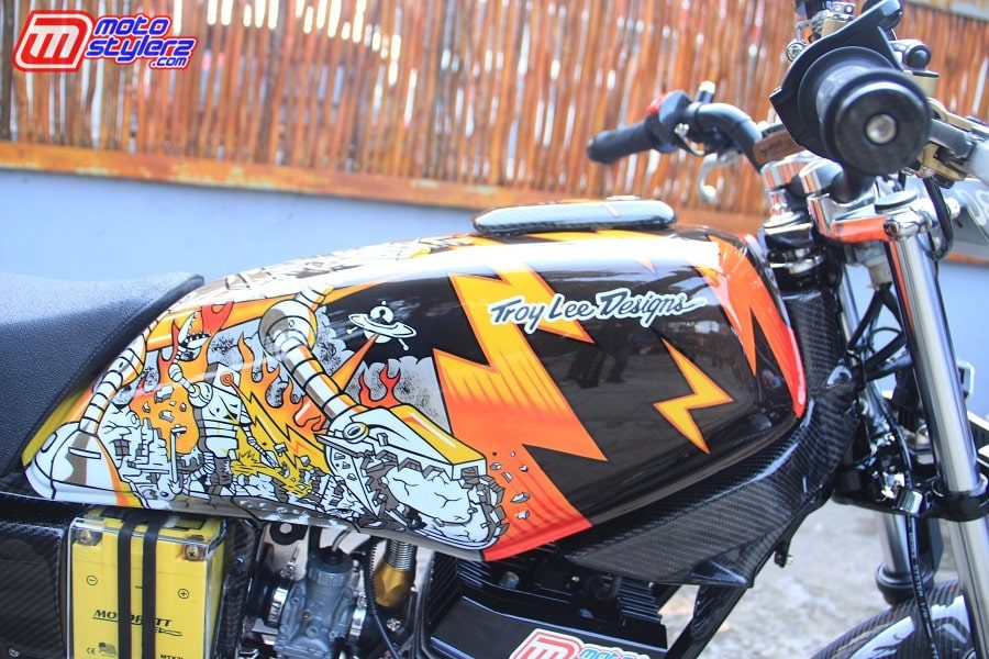 Fueltank-Terinspirasi TLD Style, Corak Brush Cerah Pastinya