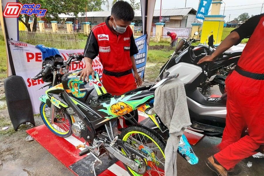 Teknisi Yamaha Membantu Motor Masyarakat Yang Terkena Dampak Banjir