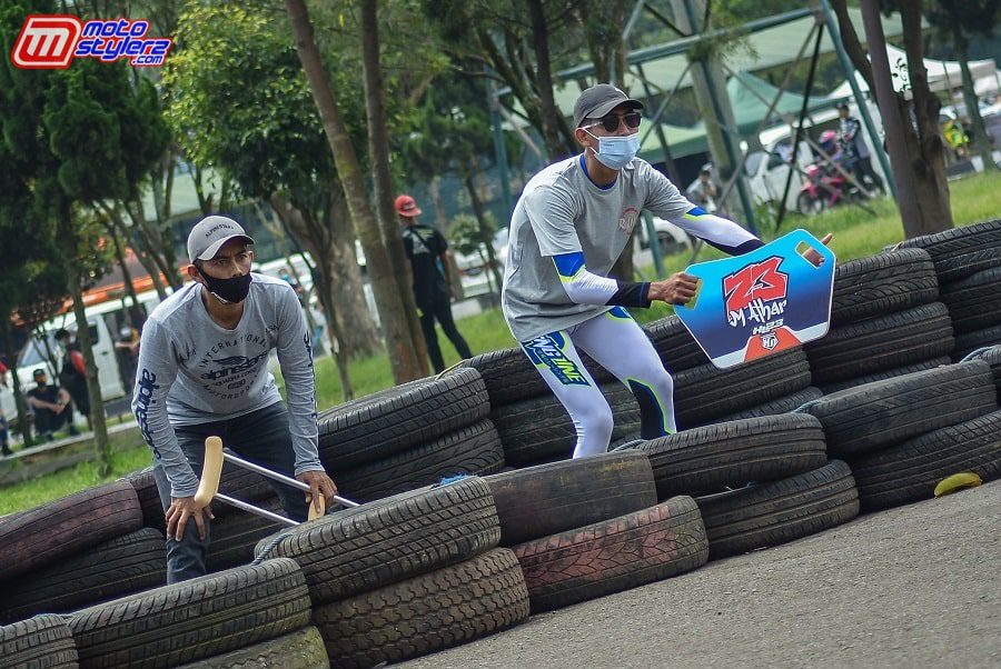 Hilman Laksana (kiri)-Mendukung All Out Pilihan Athar