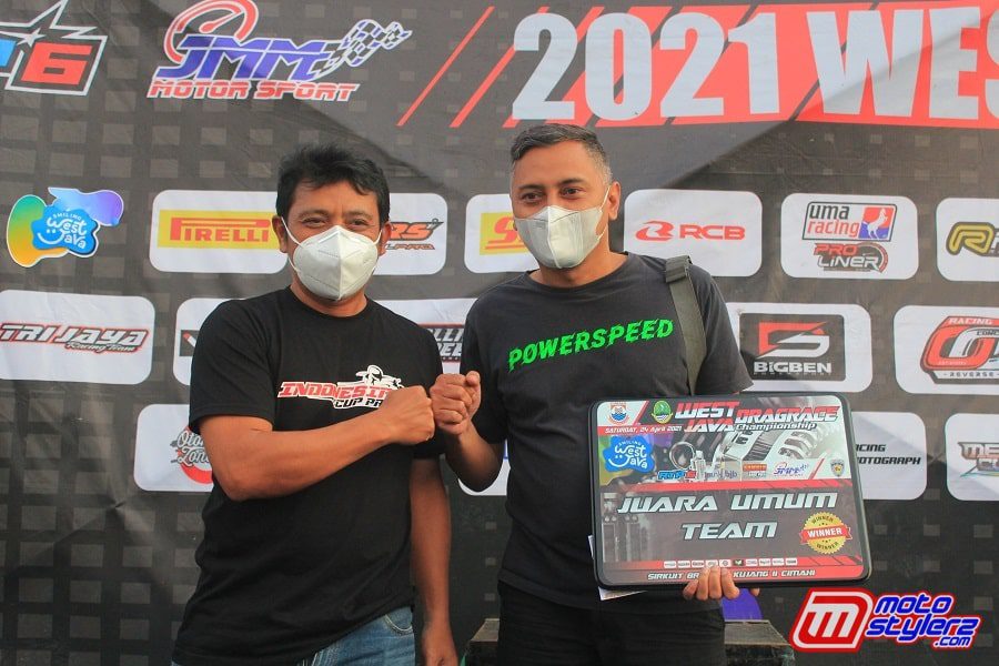 Juara Umum Team-Diraih Pasukan Powerspeed RR Performance, Diserahkan Oleh Saeful Hidayat (JMM Motorsport)