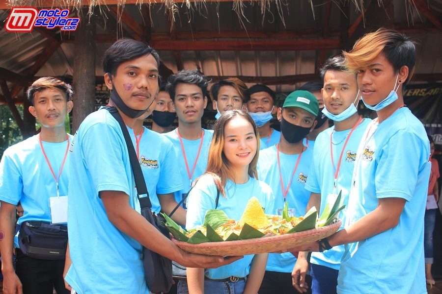 Potong Tumpeng-Bentuk Rasa Syukur Akan Bertambahnya Usia RS2M Di Dunia Komunitas Kuda Besi