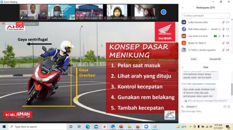 DAM_001, 003: Asep Wawan (Instruktur Safety Riding DAM) sedang menjelaskan konsep dasar menikung dan postur berboncengaan yang benar dan nyaman kepada peserta webinar.
