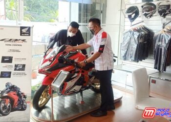 Wing Sales People (WSP) Dealer Honda Agung Motor 1 Cianjur sedang menjelaskan fitur-fitur unggulan Honda CBR250RR kepada konsumen