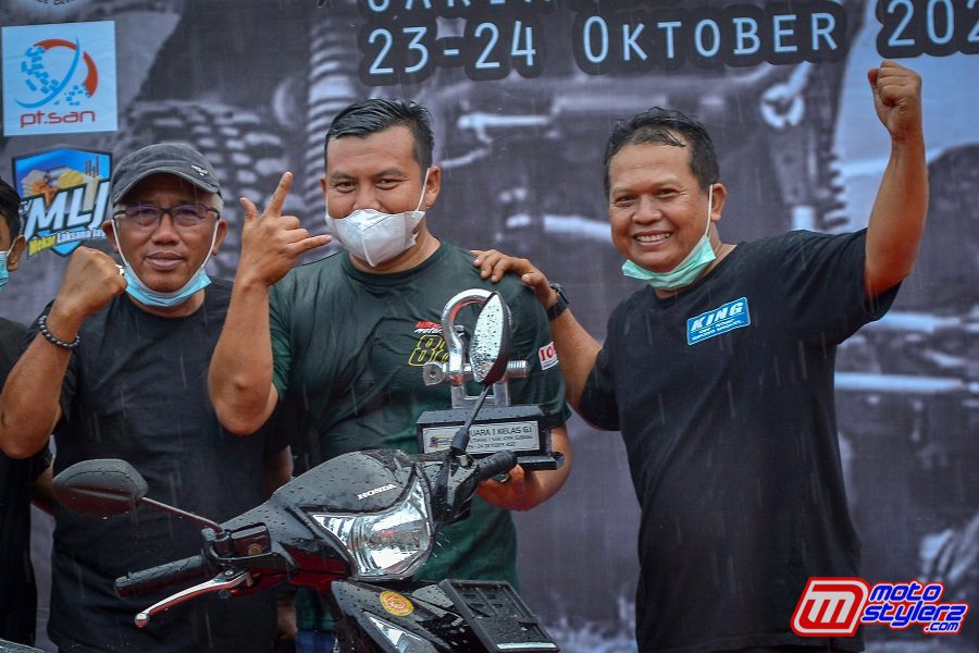Dari kiri H. Agus (Owner Tim), Agan & Momo Siswanto (Ketua Penyelenggara)-Momen Setelah Penyematan Hadiah Juara Umum Persembahan Dewasena