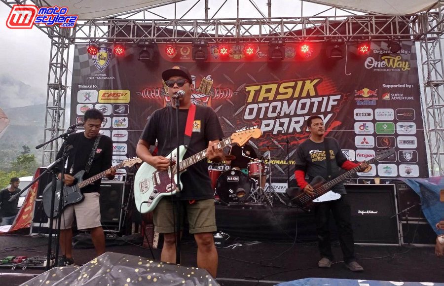 Hiburan-Suguhkan Band Perform Bareng Genre Rock