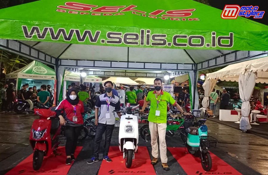 Booth Selis-Hadirkan Berbagai Macam Varian Motor Listrik Andalan