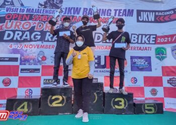 Bu Uchie (Promotor yang Juga owner URO Organizer) Bersama Sang Jawara