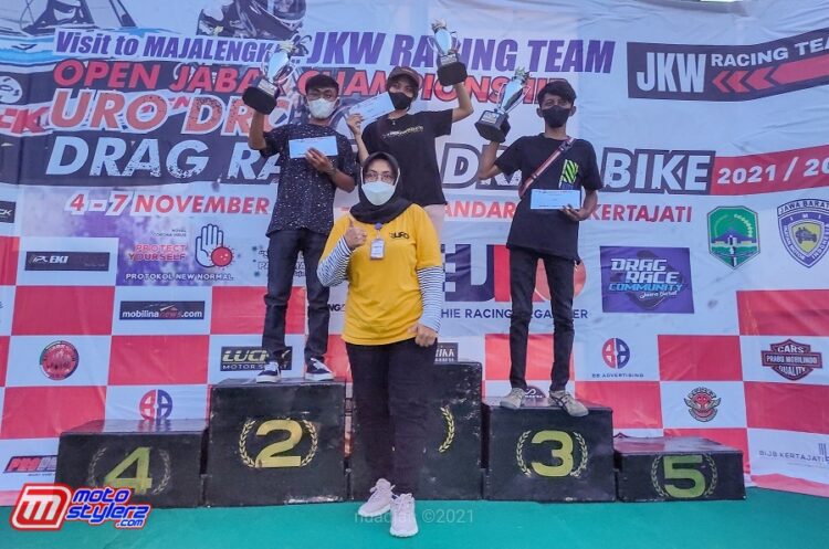 Bu Uchie (Promotor yang Juga owner URO Organizer) Bersama Sang Jawara