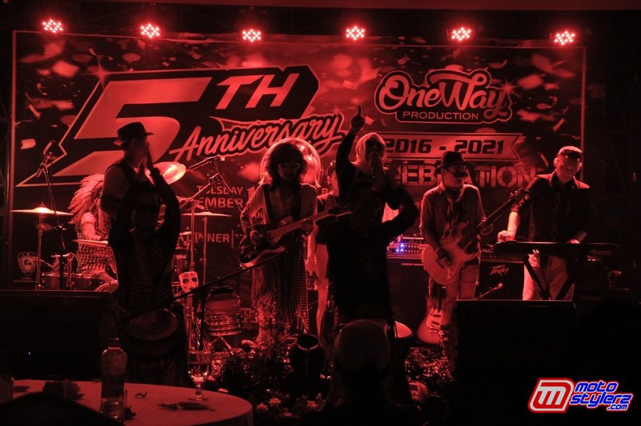 Penampilan D'Ganyoll Band-Semarakan Malam Special Ultah Oneway Production