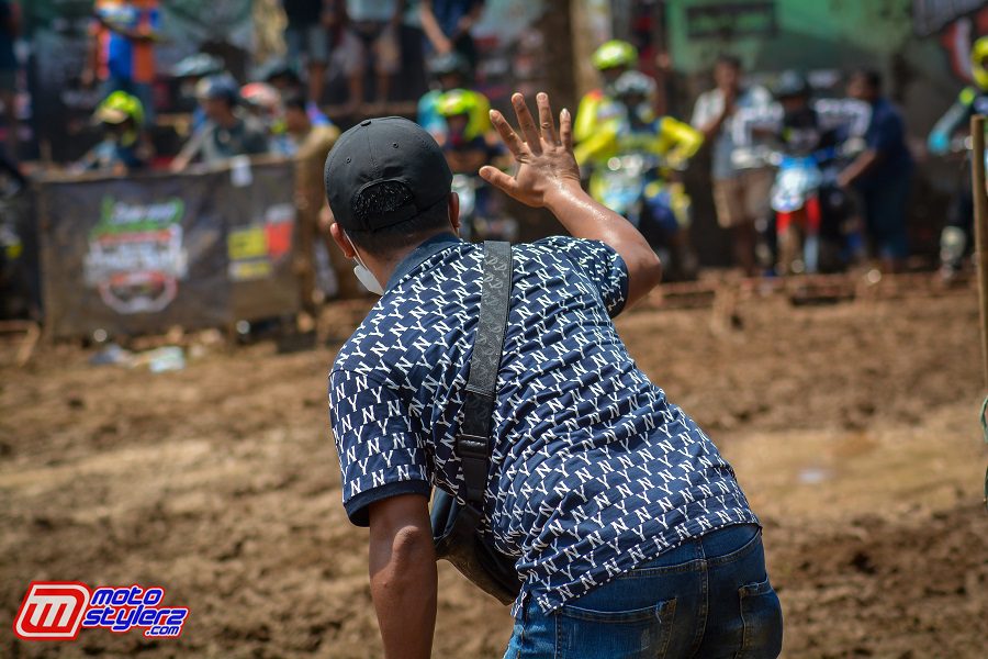 Selalu support tim demi menaikan mental pembalap