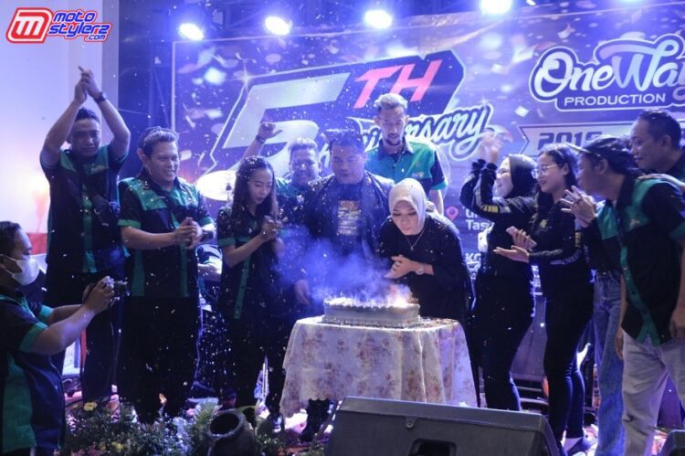 Sesi Tiup Lilin Oleh Istri Tercinta, Didampingi All Team Menjadi Perayaan Istimewa ke 5 Oneway Production