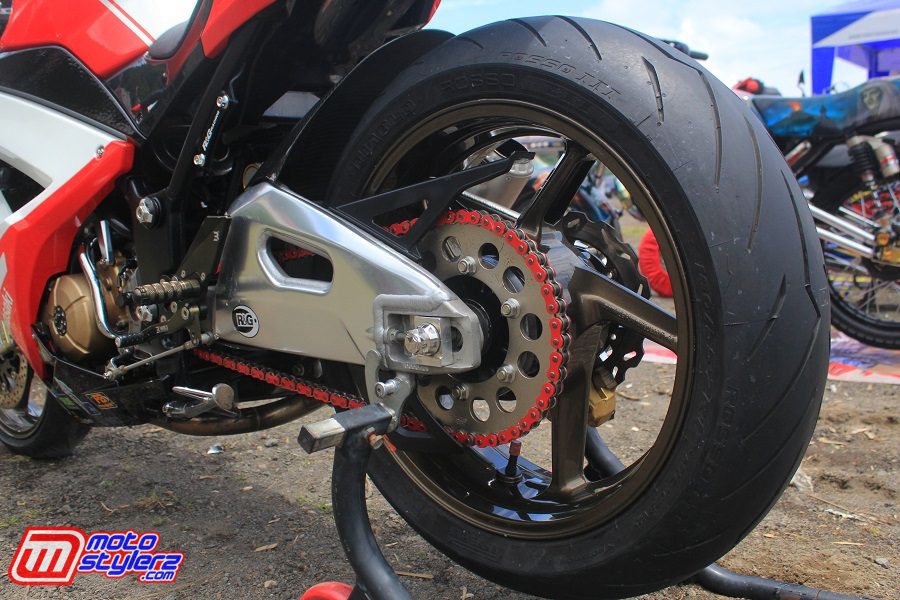 Swingarm Aprilia RSV4 Sukses Kawal Karet Gambot Pirelli Diablo Rosso