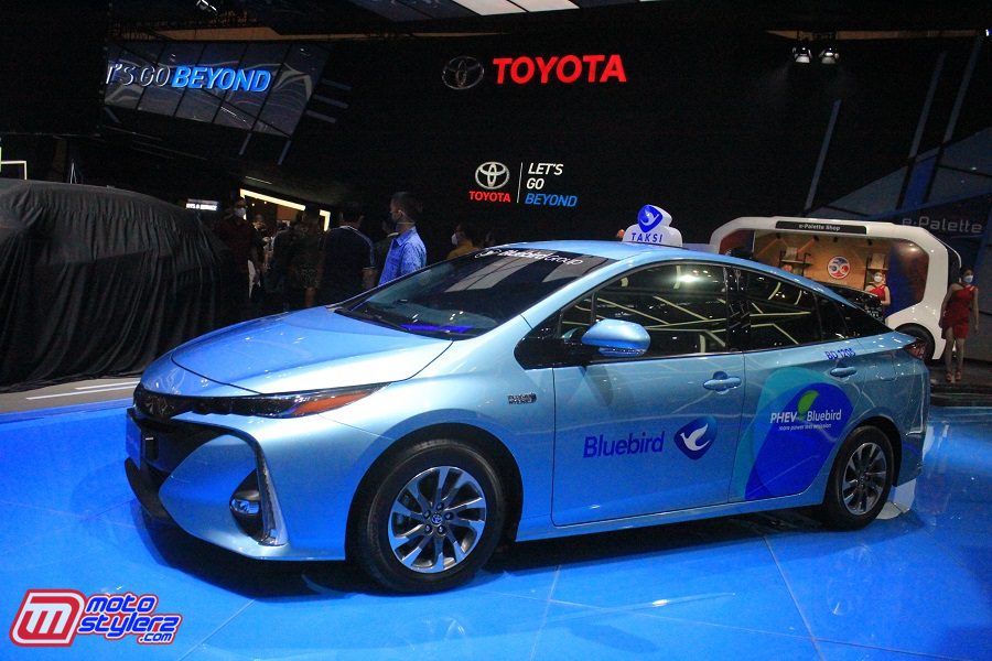 Toyota Prius PHEV yang Digunakan Taksi Blue Bird