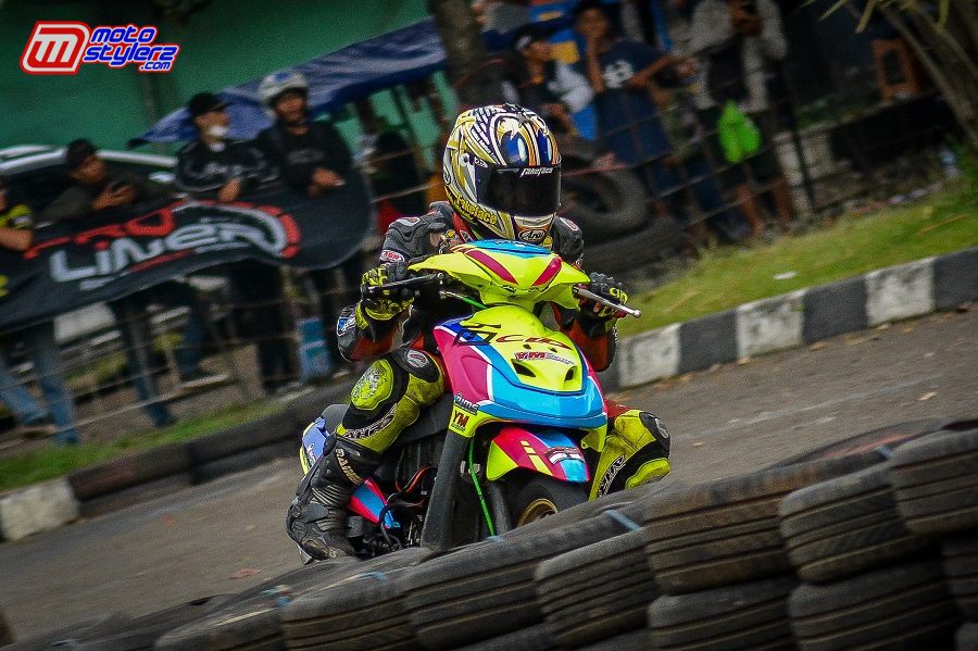 Anggi Gianturi persembahkan juara umum best team untuk YM Racing.