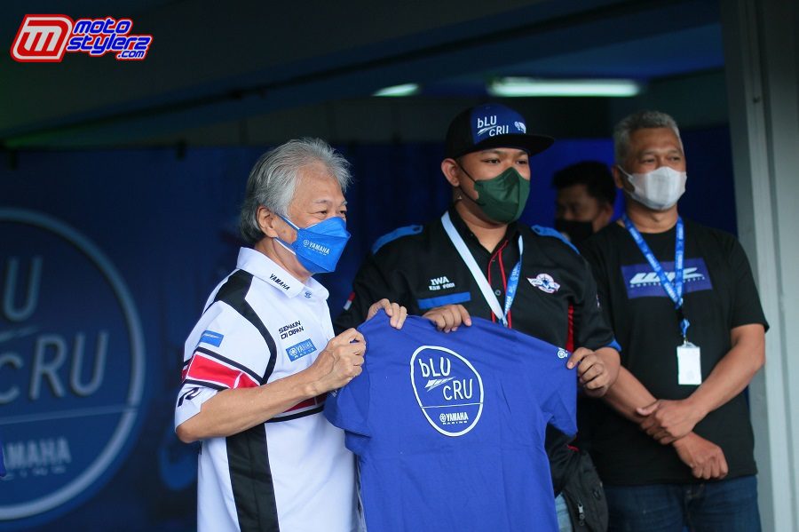 Executive Vice President & COO PT Yamaha Indonesia Motor Manufacturing (YIMM) Dyonisius Beti bersama komunitas Yamaha dalam peluncuran bLU cRU Indonesia