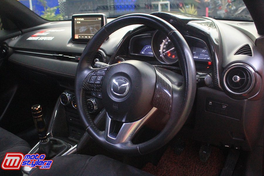 Interior-Seluruh Panel Mengedepankan Trend Kevlar
