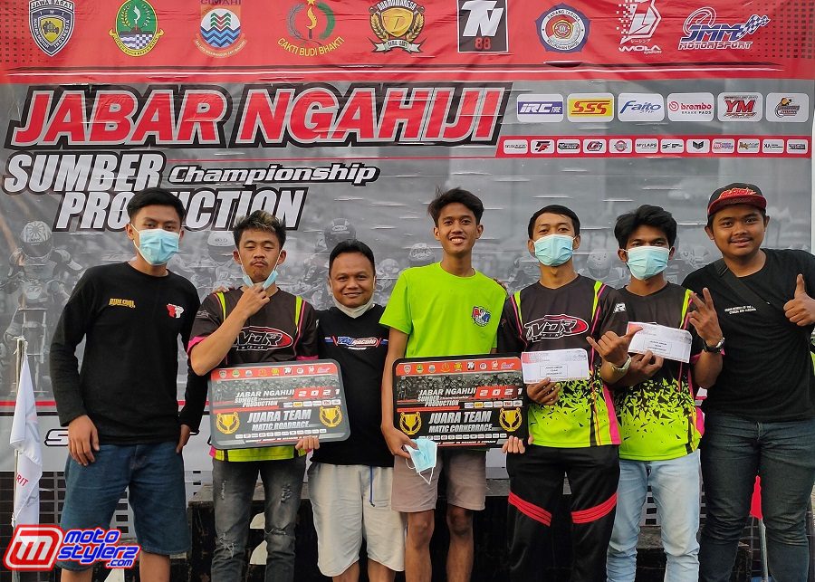Pak YM (ketiga dari kiri) Support terus balap matik.