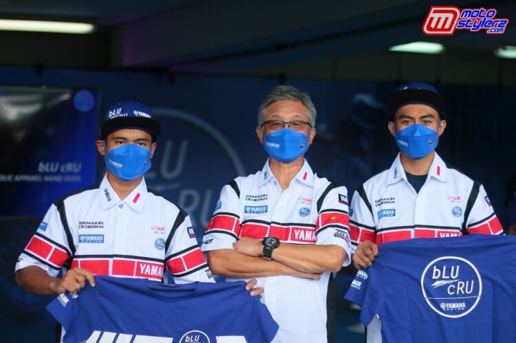 President Director & CEO PT Yamaha Indonesia Motor Manufacturing (YIMM) Minoru Morimoto bersama pembalap binaan Yamaha Racing Indonesia (Galang Hendra Pratama dan M.Faerozi) dalam peluncuran bLU cRu