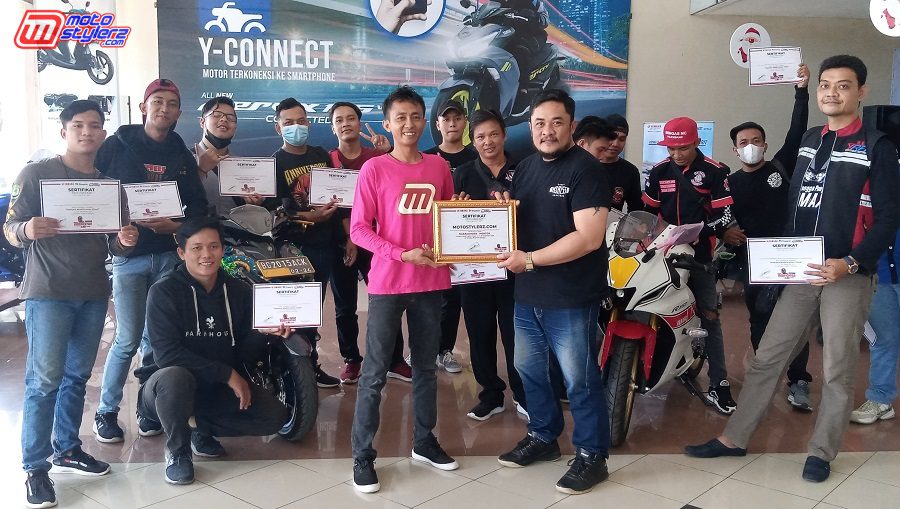 Yongki (Kordinator Divisi Club & Community PT Thamrin Brothers) Menyerahkan Plakat Kepada Peserta & Dian Tito (Pembicara Dari Mabes TJM) serta Juri Motostylerz