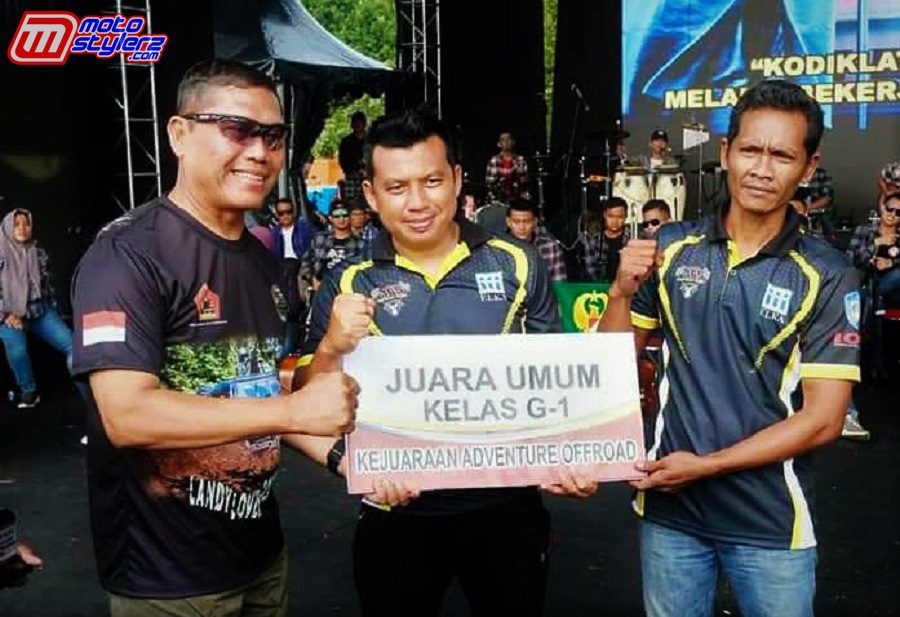 Agan Fauzi menerima hadiah yang diserahakan langsung oleh Dankodiklatad Letjen AM Putranto S. Sos yang juga Ketua Dewan Pembina PP IOF